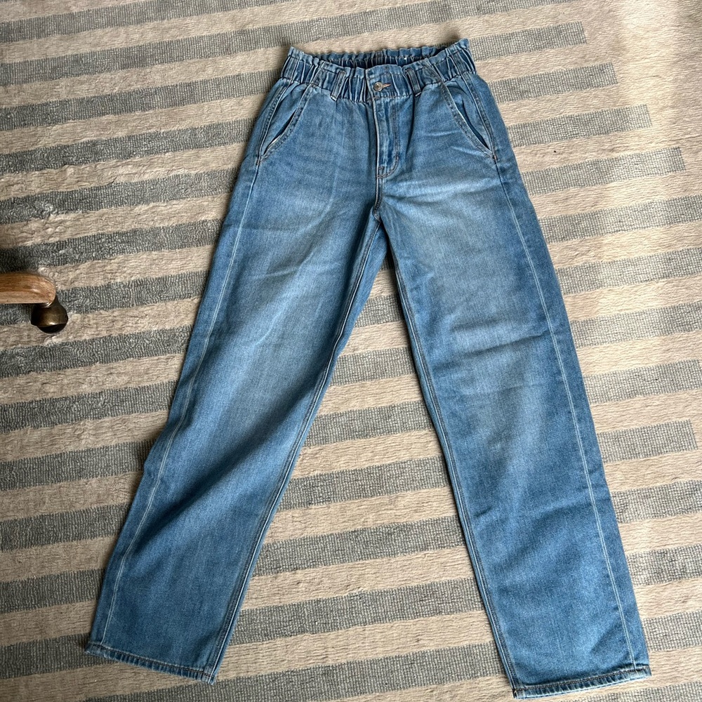 Aerie denim with elastic waistline. Size 6. Never been worn without tags.
